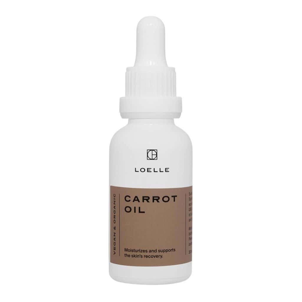 Loelle Carrot Oil i vit flaska med pipett och brun etikett som beskriver produkten som vegansk och ekologisk.
