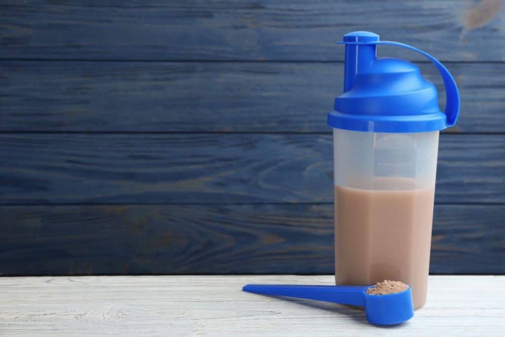 Plastshaker med chokladsmakande måltidsersättning i