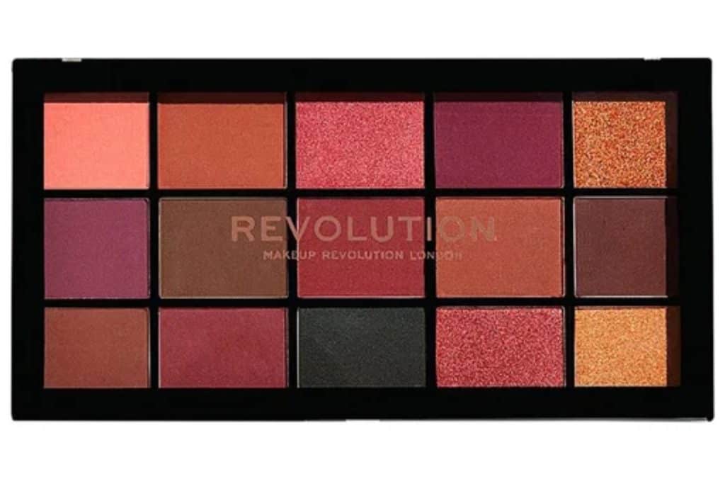 Stor palett med 16,5 g veganska ögonskuggor från Makeup Revolution.