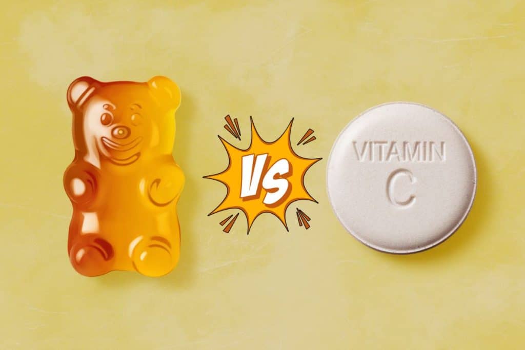 C-vitamin gummy bredvid en C-vitamin tablett.