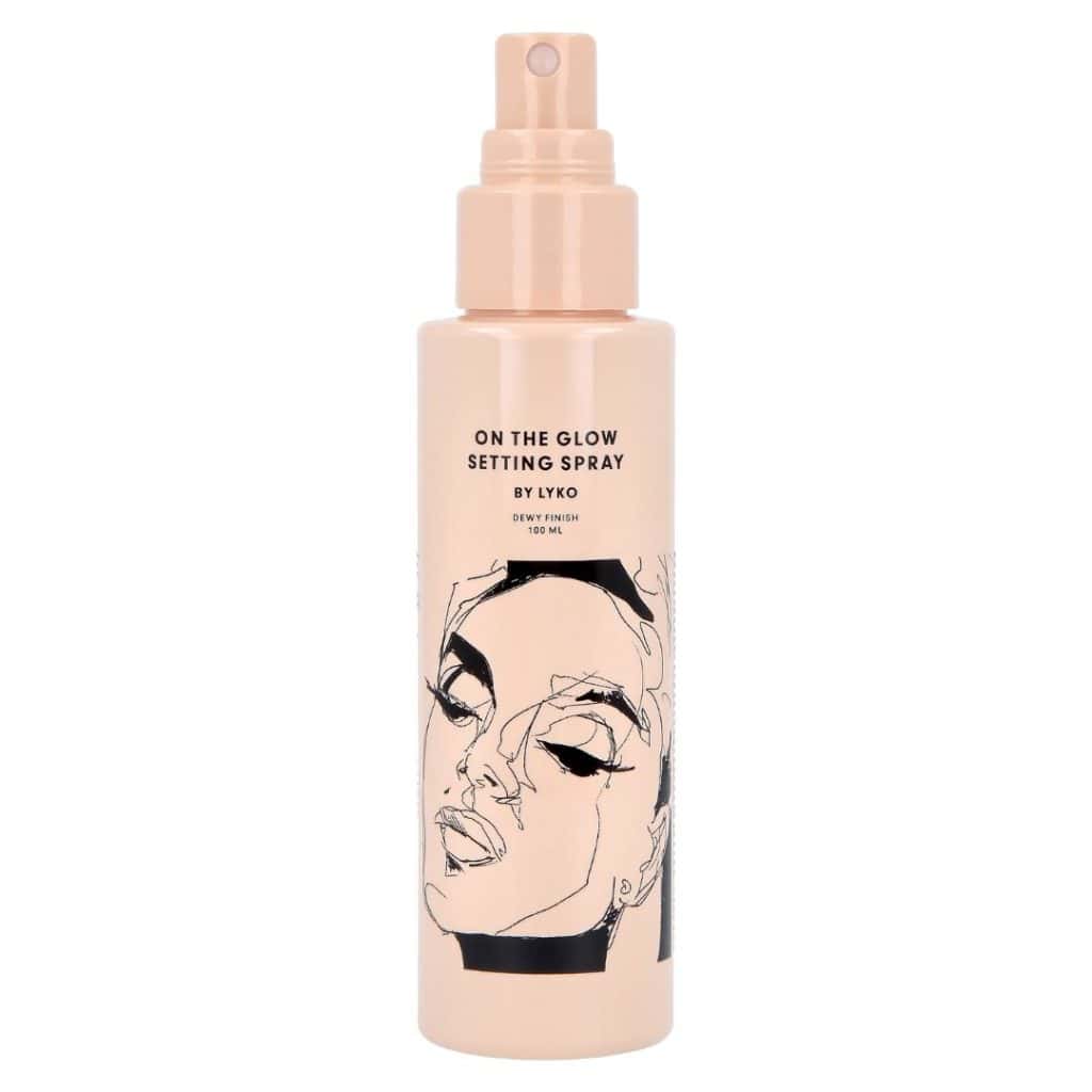 On the Glow Setting Spray från By Lyko i ljusbeige flaska med ansiktsteckning